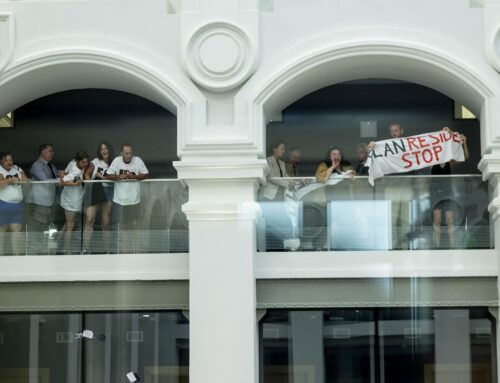 Las vecinas de San Ildefonso, 20 interrumpen el pleno del Ayuntamiento de Madrid para denunciar el acoso inmobiliario